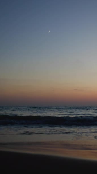 Pionowy Strzał Letni Wieczór Zachodzie Słońca Plaży Morskiej Nowym Księżycem Filmiki Stockowe bez tantiem