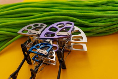 tırmanma ekipmanı. Camalot ve ip. Dağcılık sırasında sigorta düzenlemek için gerekli ekipman. dağcılık ve tırmanma.