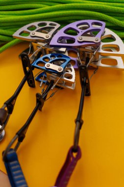 tırmanma ekipmanı. Camalot ve ip. Dağcılık sırasında sigorta düzenlemek için gerekli ekipman. dağcılık ve tırmanma.