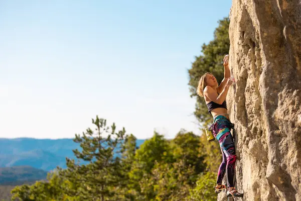 少女は岩に登る 登山列車は自然の地形を利用している 極端なスポーツだ 野外活動 クロアチアの困難な登山ルートを克服した女性 Kompan ストック写真