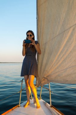 Yatta seyahat ederken gözlüklü genç bir kızın portresi.