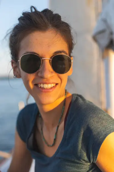 ヨットに座ってサングラスをしている少女の肖像画 休暇と旅行のコンセプト ストックフォト