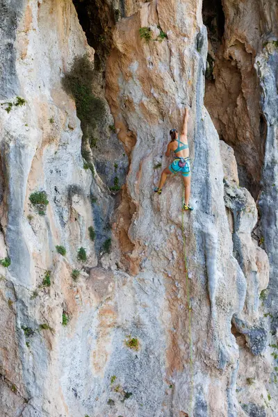 Girl Climber Climbs Rock Young Strong Woman Rock Climbing Rock Stock Picture