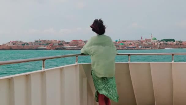 Genç Bir Kadın Bir Yolcu Gemisinin Güvertesinde Duruyor Şehre Bakıyor — Stok video