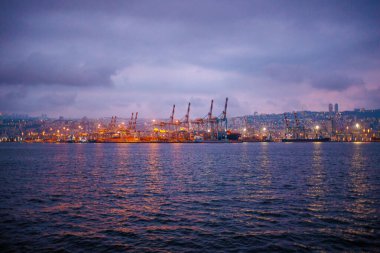 Hayfa limanı. Yolcu terminali. Konteynır terminali. Gece liman ve şehir manzarası