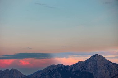 Güzel renkli bir manzara. Dağ manzarası ve Türkiye 'nin Geyikbayiri kentinde kaya tırmanışı için ünlü bir yer olan uçurumlar. Aktif eğlence ve açık hava eğlencesi