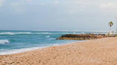 Hayfa, İsrail 'deki kumsal. çarpıcı bir plaj ve turkuaz su ile. Yaz havası. Sahil sezonu.