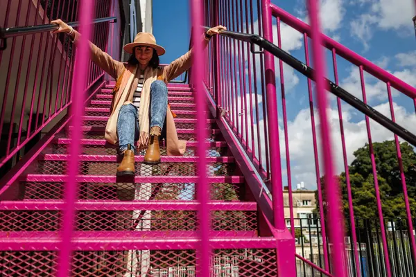 Chica Con Estilo Sombrero Posando Mientras Está Sentado Las Escaleras Imágenes De Stock Sin Royalties Gratis