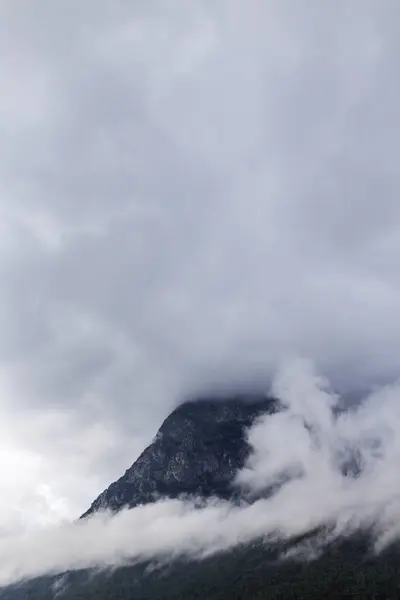 Paisaje Montaña Nubes Lluvia Sobre Montaña Mal Tiempo Las Montañas Imagen De Stock
