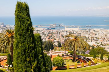 Hayfa şehri ve Bahai Bahçeleri (Bab Tapınağı), Hayfa 'daki Carmel Dağı manzaralı. İsrail 'e git. Hayfa. İsrail.