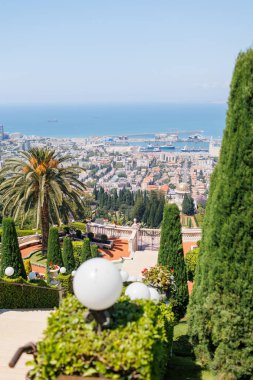 Hayfa şehri ve Bahai Bahçeleri (Bab Tapınağı), Hayfa 'daki Carmel Dağı manzaralı. İsrail 'e git. Hayfa. İsrail.
