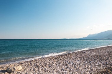 Deniz ve dağlar, okyanus dalgaları, okyanusta gün.