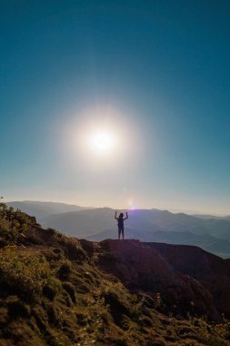 Yaz kampı. Sırt çantalı çocuk. Sırt çantalı bir çocuk dağların arka planında bir patika boyunca yürüyor. seyahat ve yürüyüş. Çocuklarla dağlara gitmek. Hindi. Aladaglar.