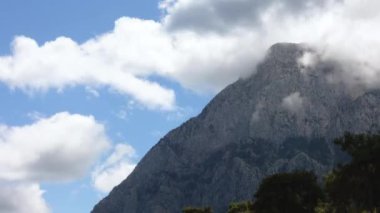 Zaman ayarlı video. Güzel Türk dağları. resim gibi doğa, dağların üzerinde bulutlar, Türkiye 'nin her yerinde seyahat. Antalya. Türkiye.