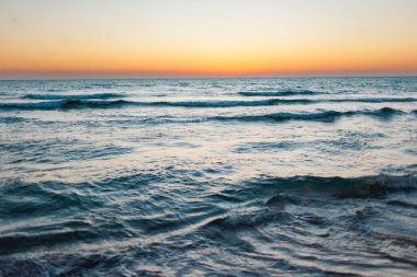 Güzel bir sahilde gün batımı. Hayfa, İsrail plajı. Hayfa 'daki plaj. 