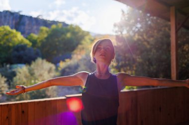 Kadınlar güzel bir vücutta sağlık ve zihin kontrolü için yoga egzersizleri yaparlar. Açık hava idman konsepti