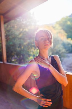 Kadınlar güzel bir vücutta sağlık ve zihin kontrolü için yoga egzersizleri yaparlar. Açık hava idman konsepti