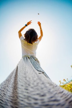 Dalgalı beyaz elbiseli genç kız. Beyaz elbiseli bir kız, dikiz aynası, rüzgarda dalgalanan ipek kumaş. Elbiseli bir kız..