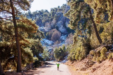 Ormanda sırt çantalı bir çocuk. Yürüyüş ve seyahat. Tatillerde yürüyüş..