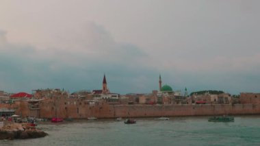 Acre 'nin panoramik görüntüsü (Acres), gemiyle seyahat eder. Akdeniz kıyısındaki güzel şehir manzarası ve sahil manzarası, İsrail 'i dolaşıyor..