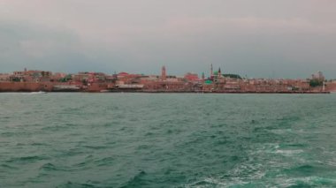 Acre 'nin panoramik görüntüsü (Acres), gemiyle seyahat eder. Akdeniz kıyısındaki güzel şehir manzarası ve sahil manzarası, İsrail 'i dolaşıyor..