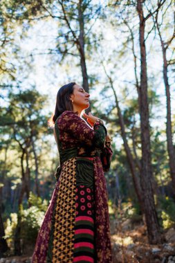 Genç ve güzel bir dansçı, doğal manzaralar arasında dikkatle pratik yapıyor. Genç ve güzel bir kız ormanda ağaçların arasında dans edip şarkı söylüyor. Kız doğayla baş başa..