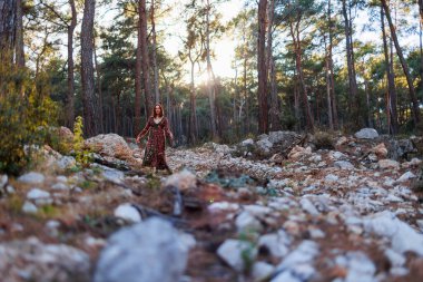 Genç ve güzel bir dansçı, doğal manzaralar arasında dikkatle pratik yapıyor. Genç ve güzel bir kız ormanda ağaçların arasında dans edip şarkı söylüyor. Kız doğayla baş başa..