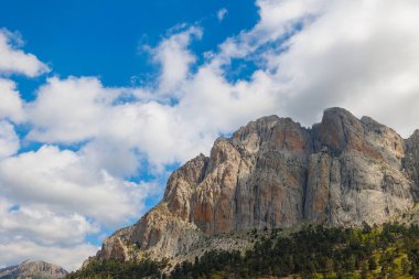 Bulutlardaki dağlar. Dağ manzarası. Sisteki dağ zirvesi manzarası. Yüksek kayalıkları olan güzel bir manzara. Dedegol. Türkiye.