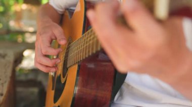 erkek akustik gitar çalıyor, yakın çekim eller