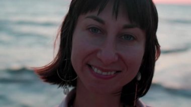 Yaz havası. Akşamları sahilde genç bir kız. Yüzünüzü kapatın. Mutlu kadın. Kumsalda dinlenmek..