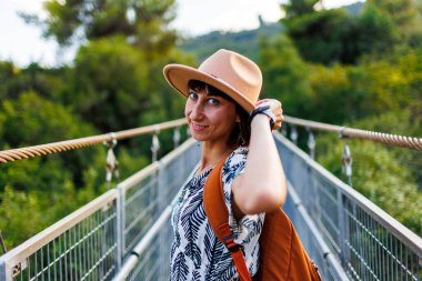 Mutlu kız seyahat eder. Şapkalı ve sırt çantalı genç bir kadın seyahat etmekten hoşlanıyor. Seyahat ve macera.