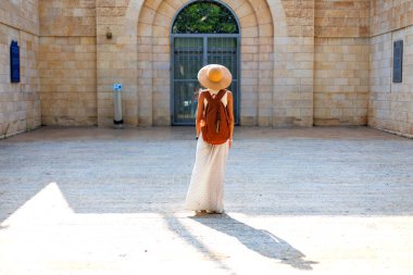 Şapkası ve sırt çantasıyla gezen hippi bir kız İsrail 'i geziyor. macera ve seyahat.