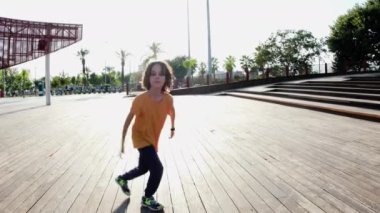 Genç ve çekici bir çocuk şehrin arka planında dans ediyor. Dansçı sokakta dans ediyor. Çocuk dans ediyor..