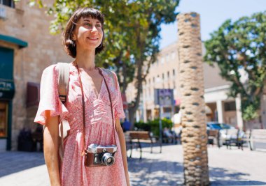 Kameralı kadın fotoğrafçı şehirde dolaşıyor. Genç kadın fotoğrafçı. seyahat ve tatil.