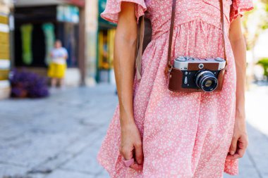 Kameralı kadın fotoğrafçı şehirde dolaşıyor. Genç kadın fotoğrafçı. seyahat ve tatil.