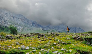 Gezgin çocuk. Sırt çantalı bir turist dağ yolunda yürüyor. Yürüyüş ve aktif sağlıklı yaşam tarzı. çocuklarla macera tatili.