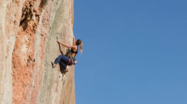 Bir kız kayaya tırmanıyor. Bir kadın doğada spor yapar. Bir dağcı kayaya tırmanma eğitimi alıyor. Güçlü bir atlet zor bir tırmanış rotasının üstesinden gelir. Sıra dışı spor.