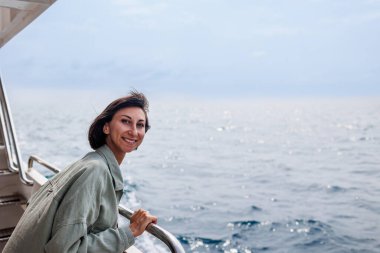 Bir yolcu gemisinde tatil. Bir kadın yolcu gemisinde tatilde, seyahatin tadını çıkarıyor..