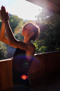 Yakın plan. Yogadan sonra kısa saçlı ve boynunda mücevherlerle çekici bir genç kızın portresi. Sokakta yoga dersleri. sağlık ve güç kavramı.