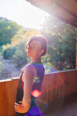 Kadınlar güzel bir vücutta sağlık ve zihin kontrolü için yoga egzersizleri yaparlar. Açık hava idman konsepti