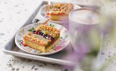 Fıstıklı fındıklı kek ve güzel bir tabak. İki kişilik tatlı ve kahve. Kek ve kahve.