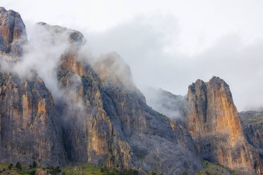 Bulutlardaki dağlar. Dağ manzarası. Sisteki dağ zirvesi manzarası. Yüksek kayalıkları olan güzel bir manzara. Dedegol. Türkiye.