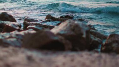 Akdeniz 'deki kumsal, İsrail' deki Hayfa seti manzaralı. Hayfa sahilinde gün batımı. İsrail. Hayfa.