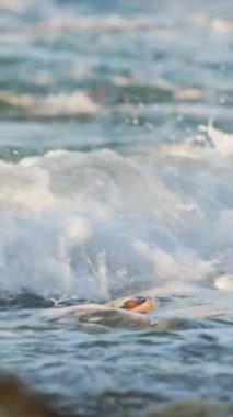 Dikey çekim. Akdeniz 'deki kumsal, İsrail' deki Hayfa seti manzaralı. Hayfa sahilinde gün batımı. İsrail. Hayfa.