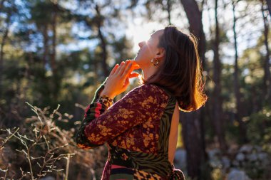 Doğayla baş başa bir kız. Doğal manzaraların arasında genç ve güzel bir kız. Genç ve güzel bir kız ormanda ağaçların arasında dans edip şarkı söylüyor..