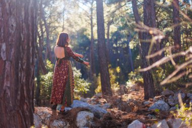 Genç ve güzel bir dansçı, doğal manzaralar arasında dikkatle pratik yapıyor. Genç ve güzel bir kız ormanda ağaçların arasında dans edip şarkı söylüyor. Kız doğayla baş başa..