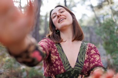 Genç ve güzel bir dansçı, doğal manzaralar arasında dikkatle pratik yapıyor. Genç ve güzel bir kız ormanda ağaçların arasında dans edip şarkı söylüyor. Kız doğayla baş başa..