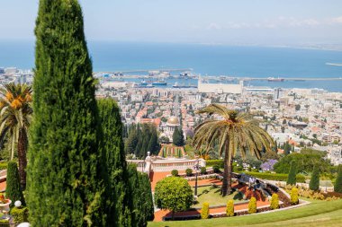 Hayfa şehri ve Haifa 'daki Carmel Dağı' ndan görülen Hayfa 'nın Asma Bahçeleri olarak da bilinen Bahai Bahçeleri (Bahai Tapınağı). İsrail 'e git. Hayfa. İsrail