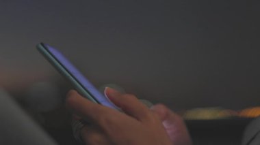 Akşamları akıllı telefon kullanarak kadın ellerini kapat, arama ya da sosyal medya konsepti kullan, arkadaşlarına mesaj yazan şık bir kız. Telefonu olan kız..