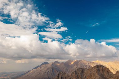 Aladaglar Ulusal Parkı. Bulutlu dağ manzarası. Buzul dağları, tepeler. Seyahatleri aktarın. Aladaghlar 'a gidiyorum. Türkiye